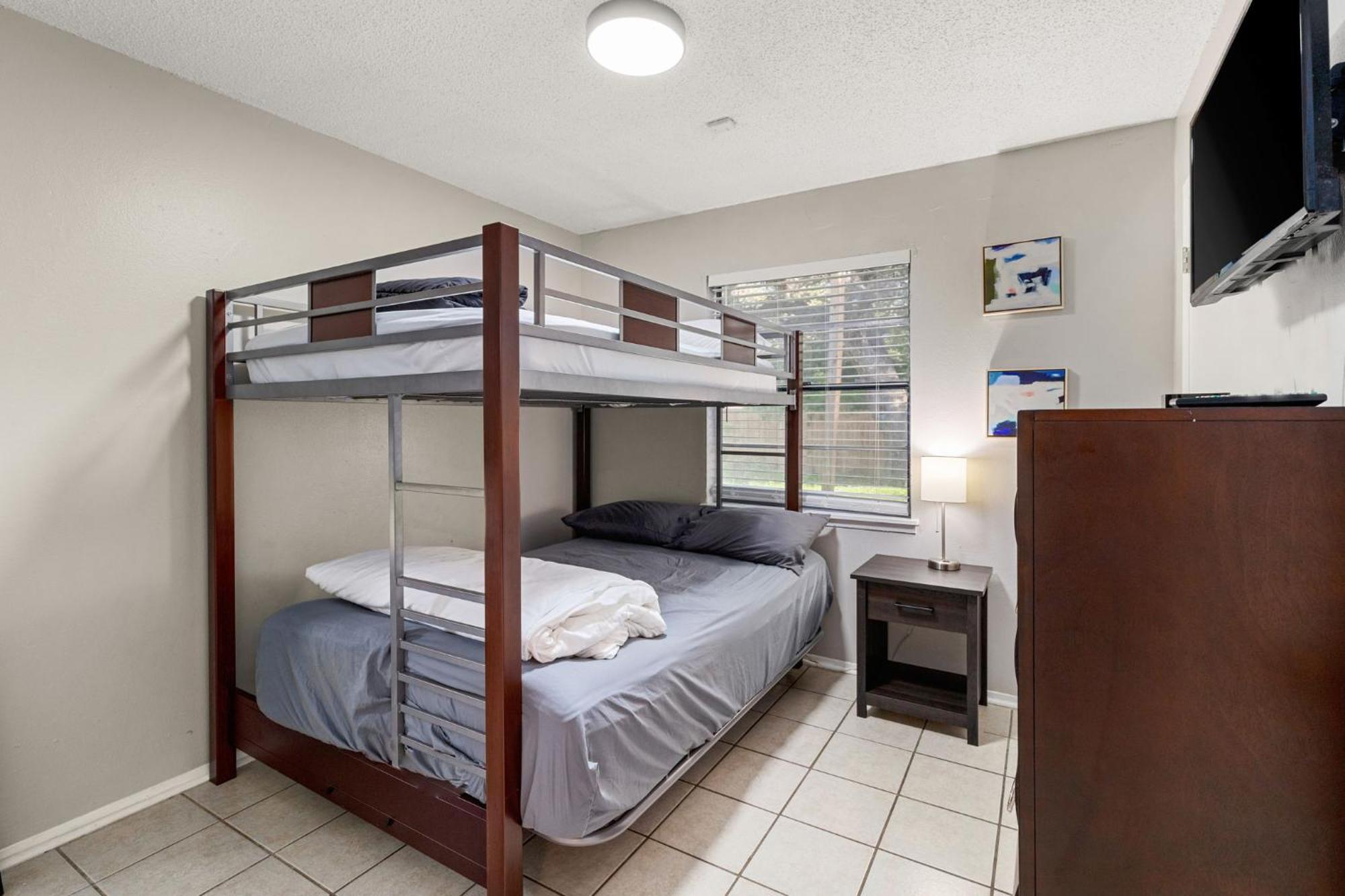 Cozy 3 Bedroom With Hot Tub 2 Min Away From Lackland Сasa de vacaciones