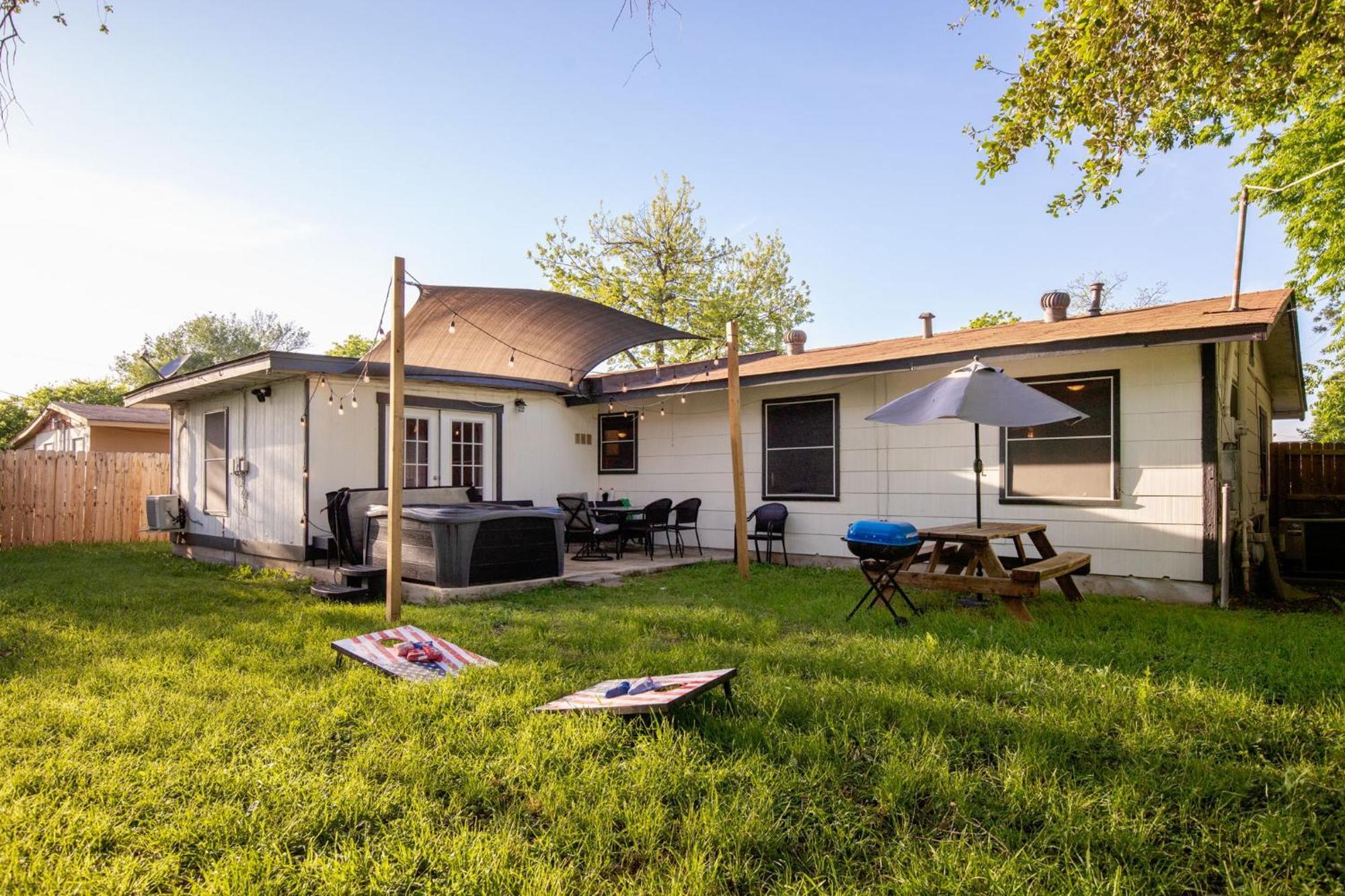 Сasa de vacaciones Cozy 3 Bedroom With Hot Tub 2 Min Away From Lackland